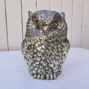 Seau à glaçons dessiné par Mauro Manetti en métal argenté, dans les années 70. Made in Italy. Signée sur le dessous. Patine d'usage liée à l'age. Bon état général Hauteur avec le couvercle : 20 cm Hauteur sans couvercle : 11,5 cm Diamètre : 13 cm