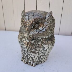 Seau à glaçons dessiné par Mauro Manetti en métal argenté, dans les années 70. Made in Italy. Signée sur le dessous. Patine d'usage liée à l'age. Bon état général Hauteur avec le couvercle : 20 cm Hauteur sans couvercle : 11,5 cm Diamètre : 13 cm