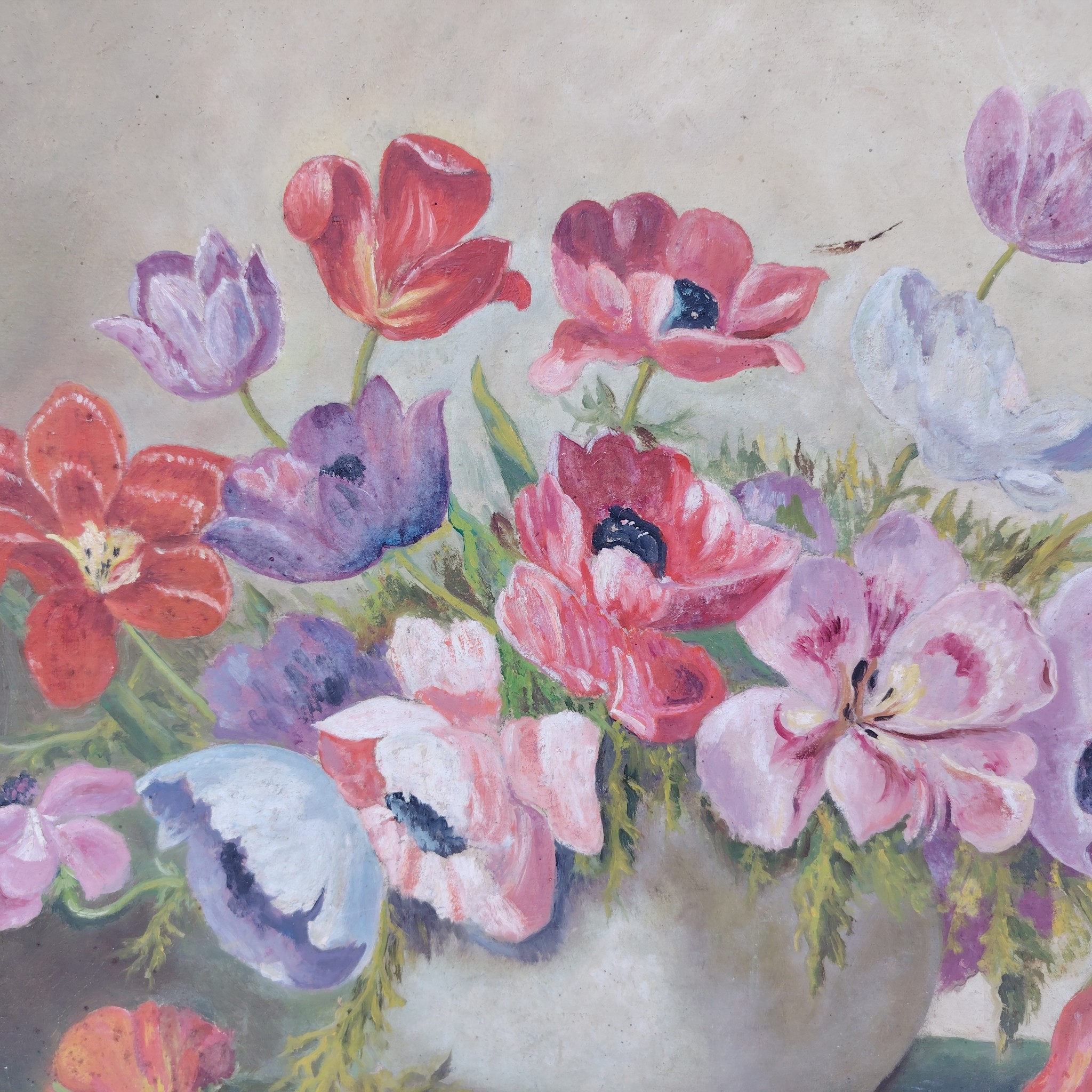 Tableau huile sur isorel représentant une composition d'anémones avec différentes fleurs. Signé P.Savary. Usures des coins du panneau, des petites taches sur le tableau. Des petits manques de peinture sans gravité. Un petit nettoyage à prévoir. Bon état général. Dimensions : 45 x 60 cm