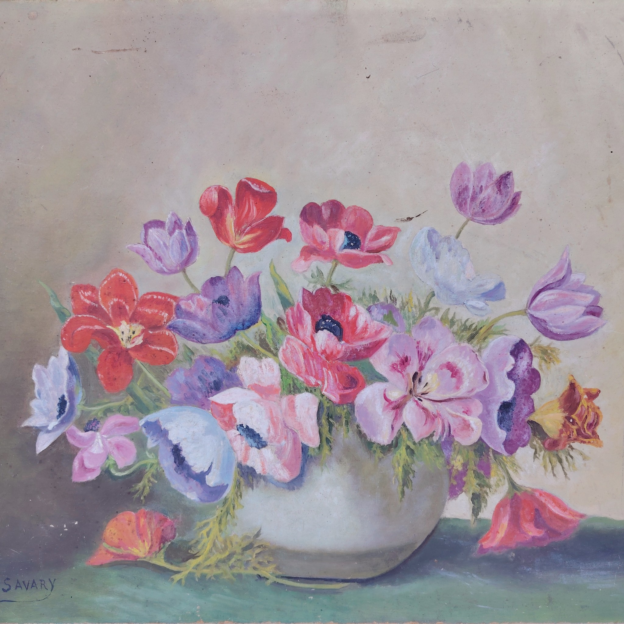 Tableau huile sur isorel représentant une composition d'anémones avec différentes fleurs. Signé P.Savary. Usures des coins du panneau, des petites taches sur le tableau. Des petits manques de peinture sans gravité. Un petit nettoyage à prévoir. Bon état général. Dimensions : 45 x 60 cm