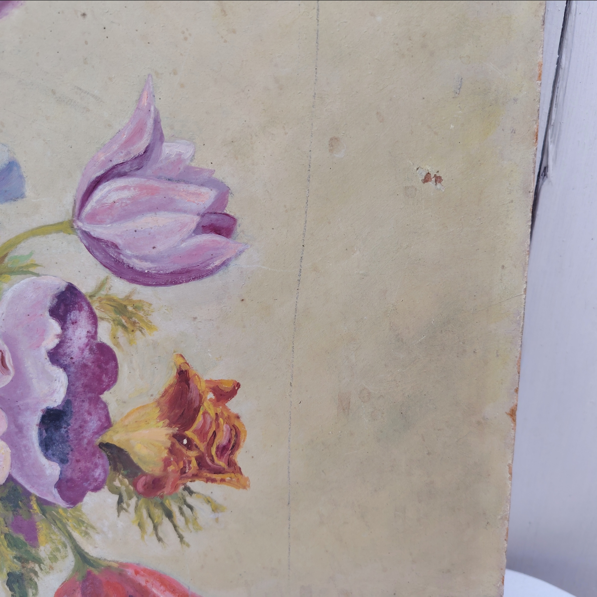 Tableau huile sur isorel représentant une composition d'anémones avec différentes fleurs. Signé P.Savary. Usures des coins du panneau, des petites taches sur le tableau. Des petits manques de peinture sans gravité. Un petit nettoyage à prévoir. Bon état général. Dimensions : 45 x 60 cm