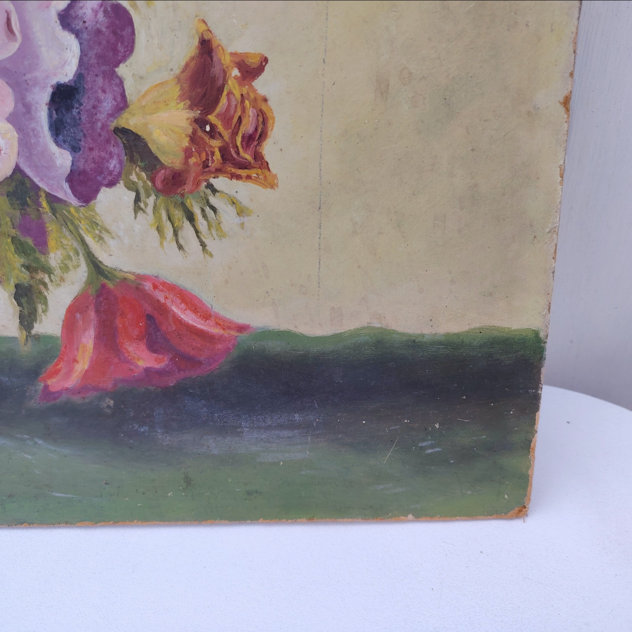 Tableau huile sur isorel représentant une composition d'anémones avec différentes fleurs. Signé P.Savary. Usures des coins du panneau, des petites taches sur le tableau. Des petits manques de peinture sans gravité. Un petit nettoyage à prévoir. Bon état général. Dimensions : 45 x 60 cm