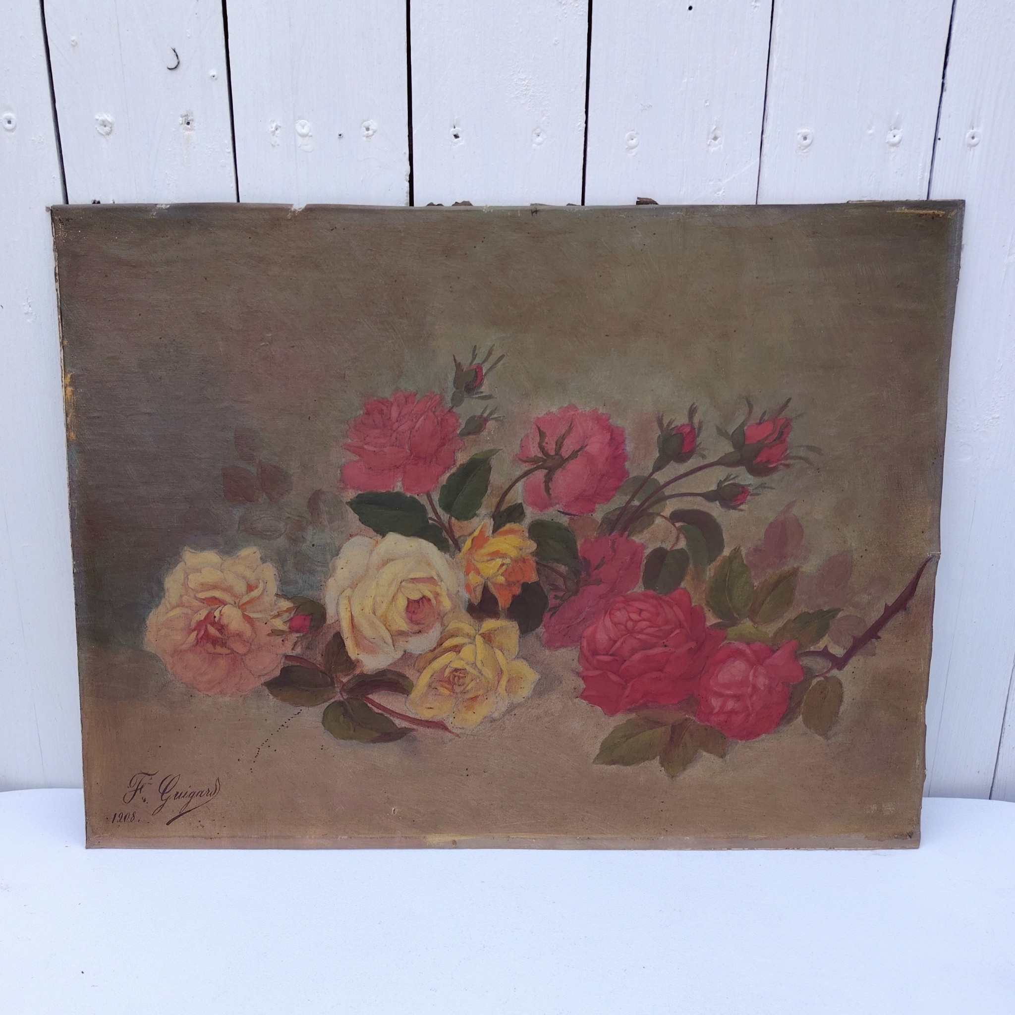 Tableau papier marouflé sur carton représentation des roses posées en attente de préparation d'un bouquet. Signé F.Grugard. Un nettoyage à prévoir, assez sombre. Petits accrocs sur le contour. Dimensions : 38 X 51 cm