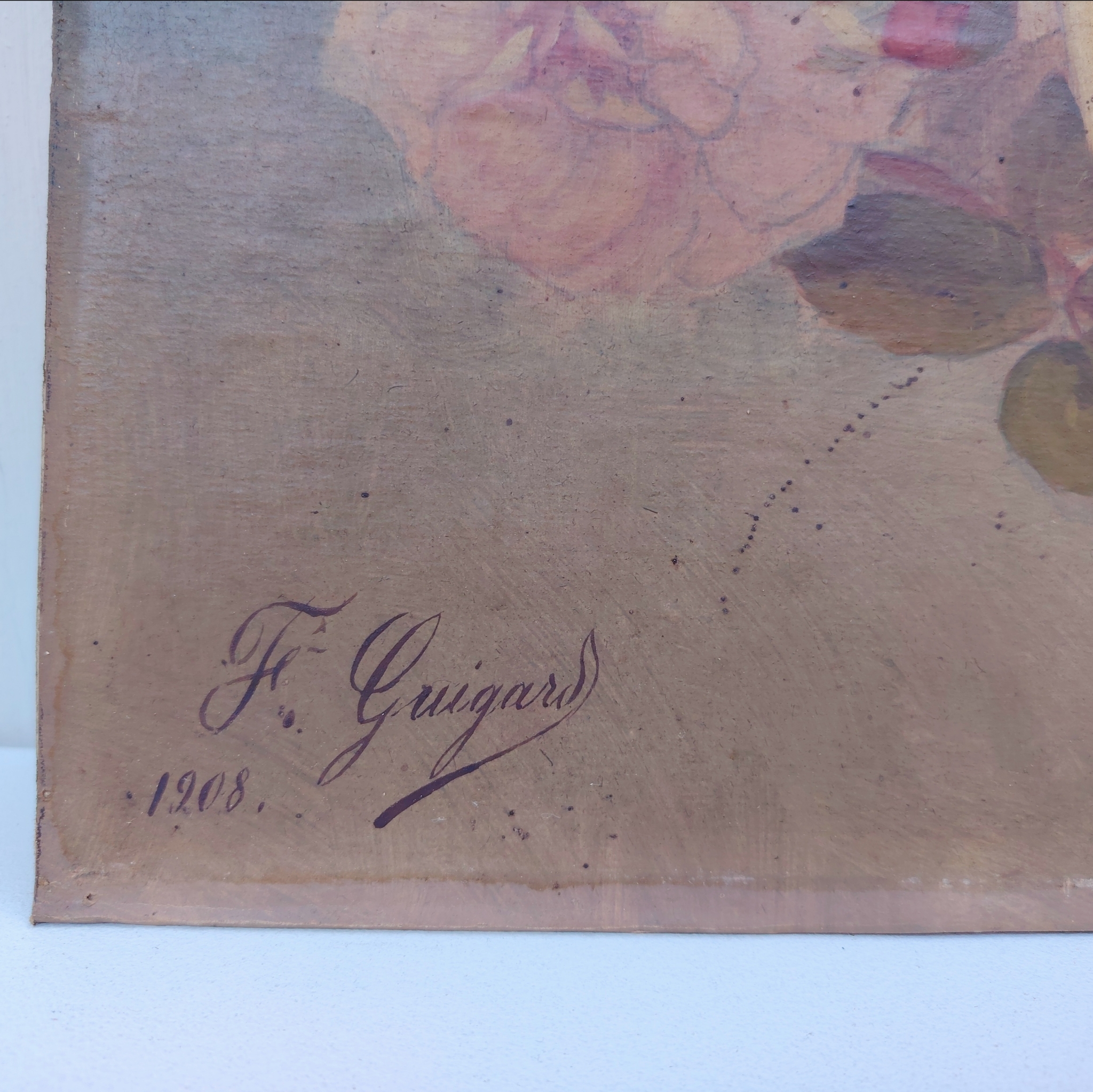 Tableau papier marouflé sur carton représentation des roses posées en attente de préparation d'un bouquet. Signé F.Grugard. Un nettoyage à prévoir, assez sombre. Petits accrocs sur le contour. Dimensions : 38 X 51 cm