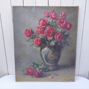Tableau huile sur toile représentant un bouquet de roses dans un vase en porcelaine à décor de coq datant de 1929. Au premier plan deux roses en attente de rejoindre le bouquet . Signé Marc-Antoine.  Usures de toile sur le contour, des patchs de restauration à l'arrière. Un petit nettoyage à prévoir. Bon état général Dimensions : 61 x 50 cm