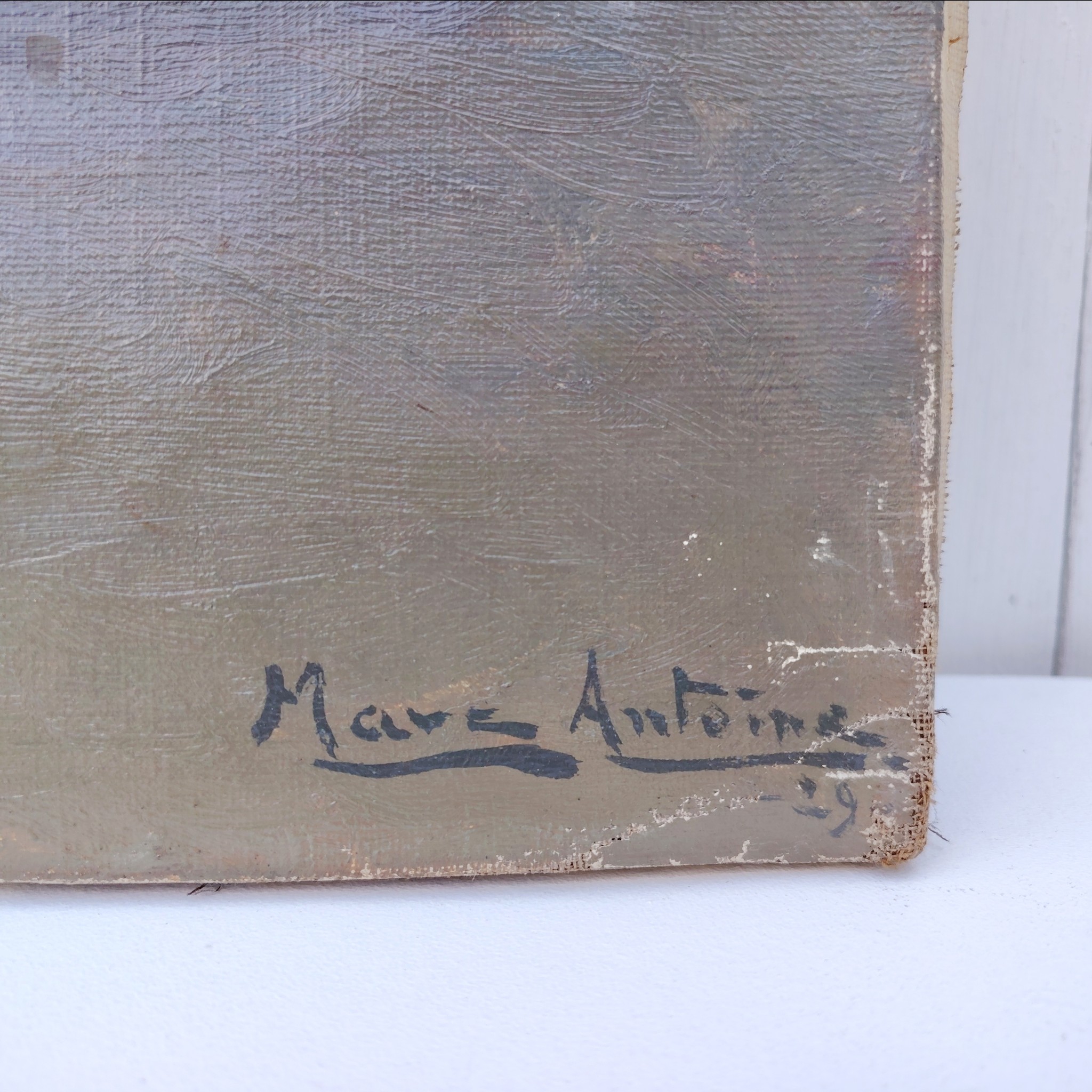 Tableau huile sur toile représentant un bouquet de roses dans un vase en porcelaine à décor de coq datant de 1929. Au premier plan deux roses en attente de rejoindre le bouquet . Signé Marc-Antoine.  Usures de toile sur le contour, des patchs de restauration à l'arrière. Un petit nettoyage à prévoir. Bon état général Dimensions : 61 x 50 cm