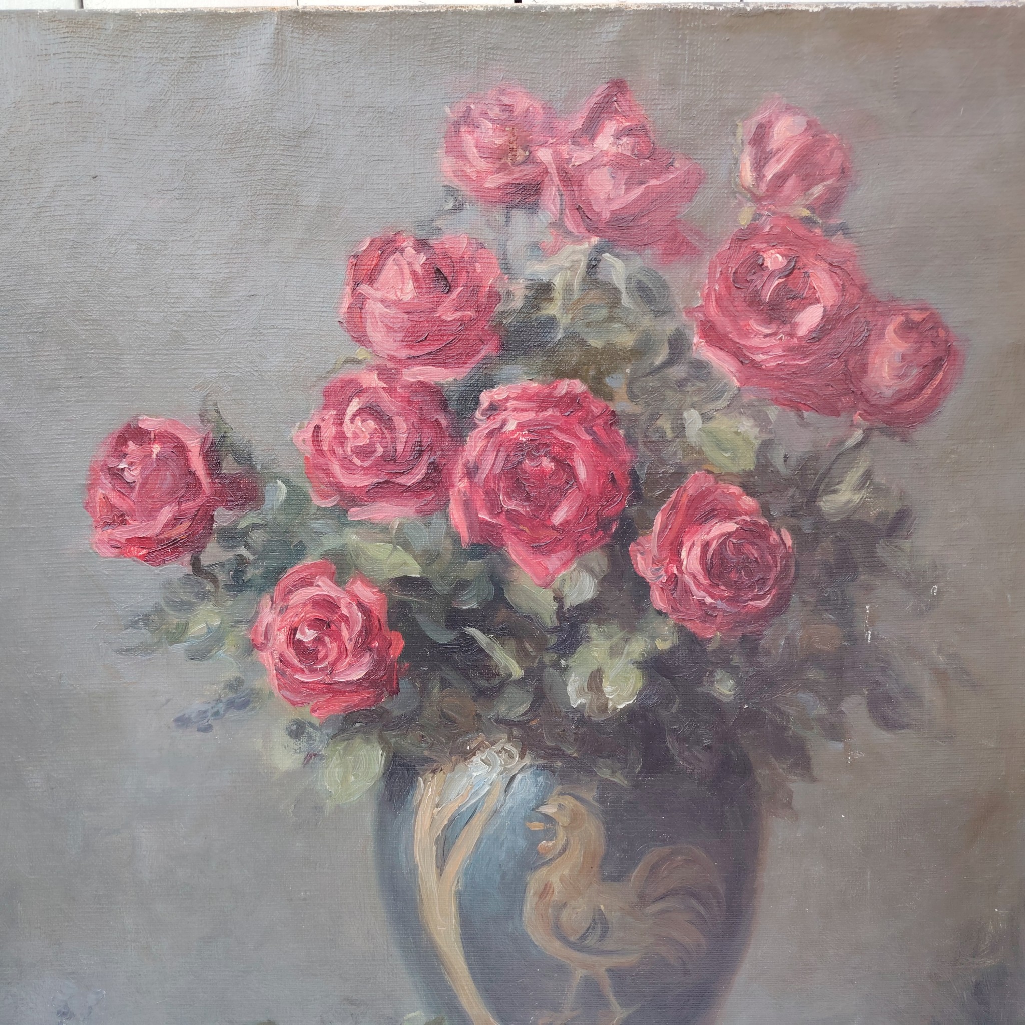 Tableau huile sur toile représentant un bouquet de roses dans un vase en porcelaine à décor de coq datant de 1929. Au premier plan deux roses en attente de rejoindre le bouquet . Signé Marc-Antoine.  Usures de toile sur le contour, des patchs de restauration à l'arrière. Un petit nettoyage à prévoir. Bon état général Dimensions : 61 x 50 cm