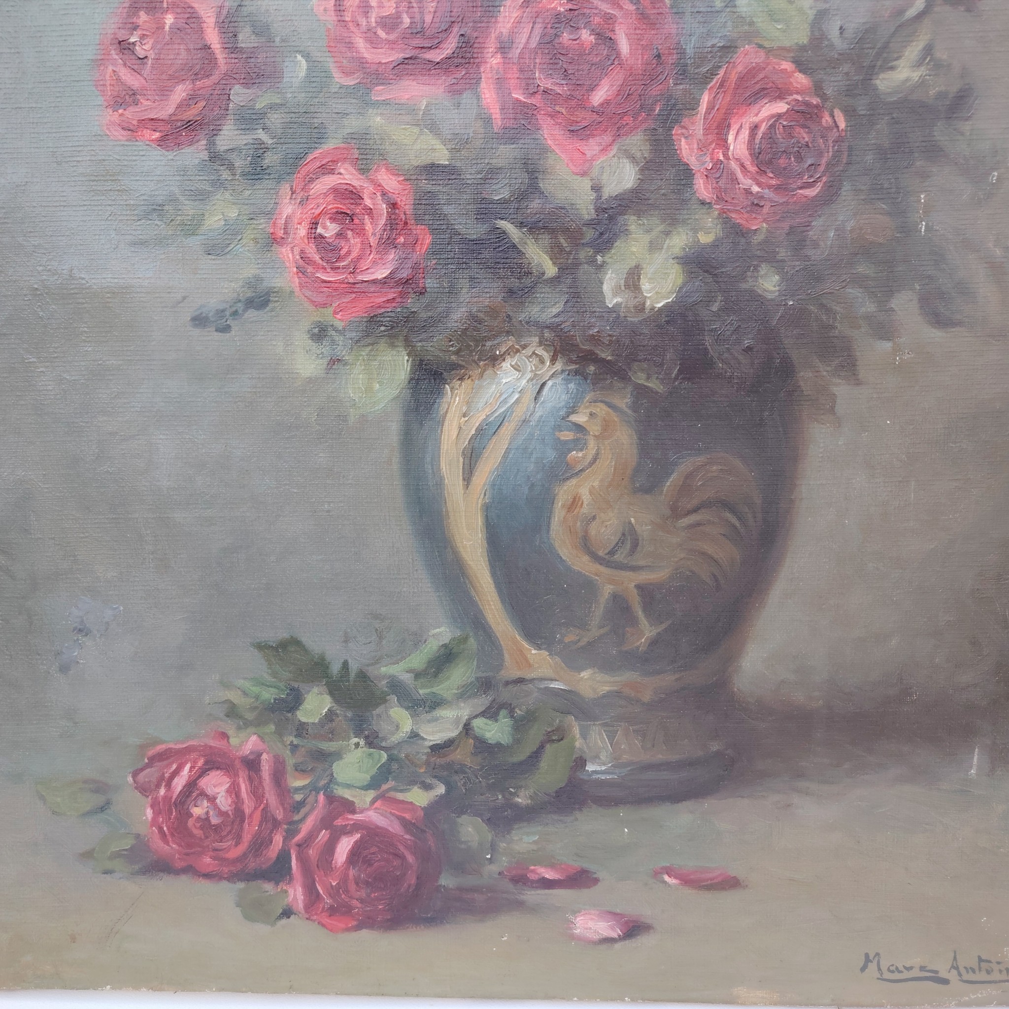 Tableau huile sur toile représentant un bouquet de roses dans un vase en porcelaine à décor de coq datant de 1929. Au premier plan deux roses en attente de rejoindre le bouquet . Signé Marc-Antoine.  Usures de toile sur le contour, des patchs de restauration à l'arrière. Un petit nettoyage à prévoir. Bon état général Dimensions : 61 x 50 cm