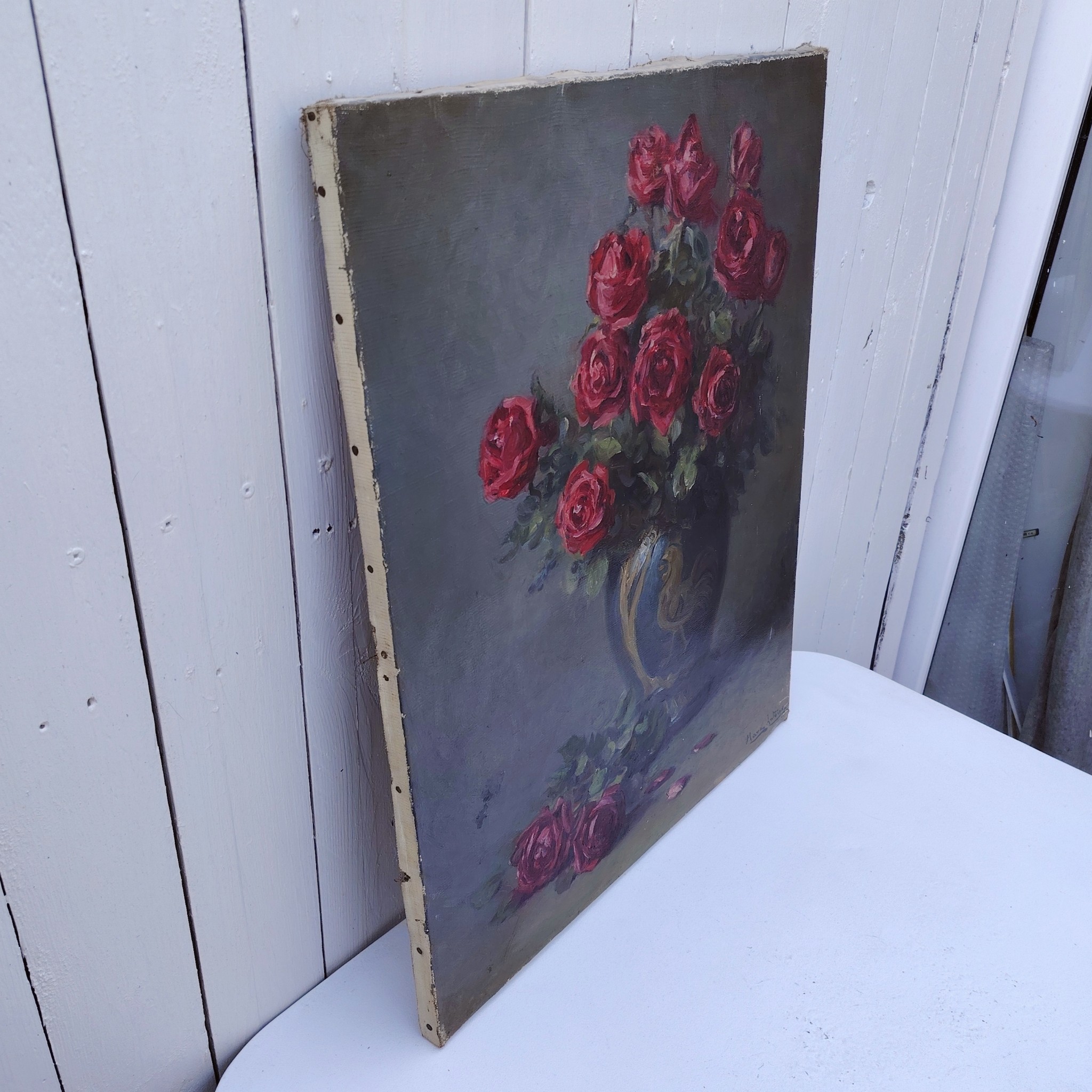 Tableau huile sur toile représentant un bouquet de roses dans un vase en porcelaine à décor de coq datant de 1929. Au premier plan deux roses en attente de rejoindre le bouquet . Signé Marc-Antoine.  Usures de toile sur le contour, des patchs de restauration à l'arrière. Un petit nettoyage à prévoir. Bon état général Dimensions : 61 x 50 cm