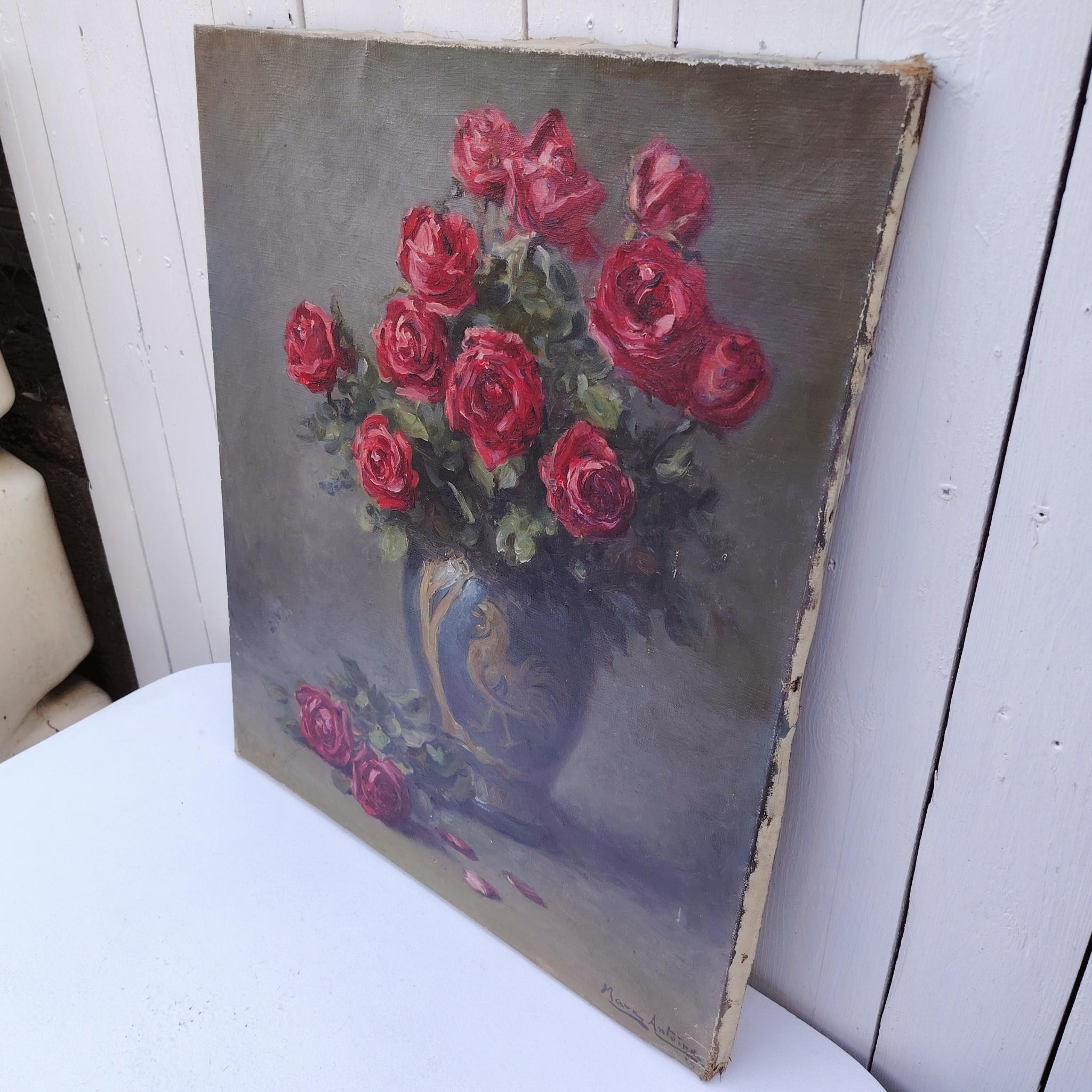 Tableau huile sur toile représentant un bouquet de roses dans un vase en porcelaine à décor de coq datant de 1929. Au premier plan deux roses en attente de rejoindre le bouquet . Signé Marc-Antoine.  Usures de toile sur le contour, des patchs de restauration à l'arrière. Un petit nettoyage à prévoir. Bon état général Dimensions : 61 x 50 cm