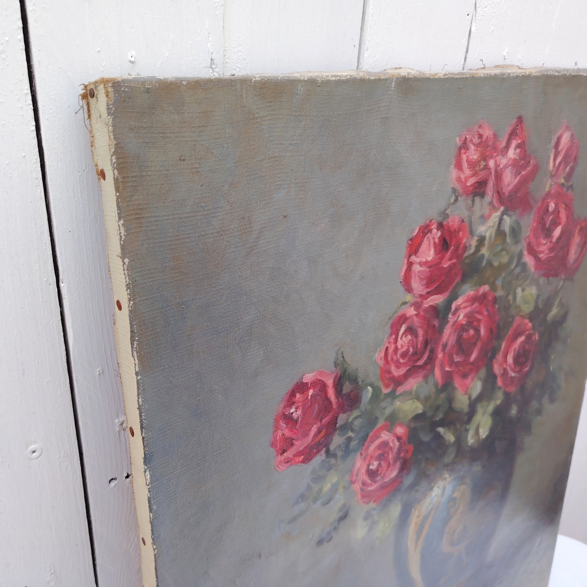 Tableau huile sur toile représentant un bouquet de roses dans un vase en porcelaine à décor de coq datant de 1929. Au premier plan deux roses en attente de rejoindre le bouquet . Signé Marc-Antoine.  Usures de toile sur le contour, des patchs de restauration à l'arrière. Un petit nettoyage à prévoir. Bon état général Dimensions : 61 x 50 cm