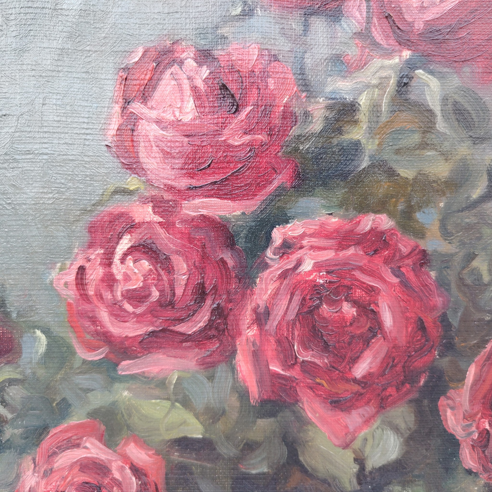 Tableau huile sur toile représentant un bouquet de roses dans un vase en porcelaine à décor de coq datant de 1929. Au premier plan deux roses en attente de rejoindre le bouquet . Signé Marc-Antoine.  Usures de toile sur le contour, des patchs de restauration à l'arrière. Un petit nettoyage à prévoir. Bon état général Dimensions : 61 x 50 cm