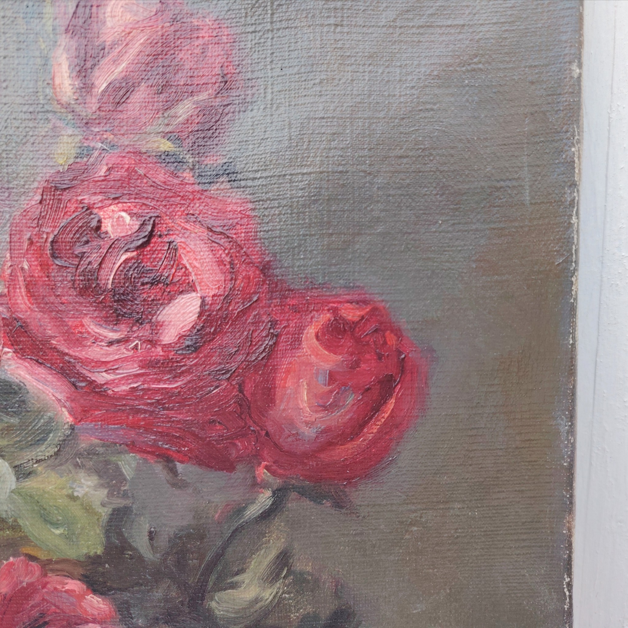 Tableau huile sur toile représentant un bouquet de roses dans un vase en porcelaine à décor de coq datant de 1929. Au premier plan deux roses en attente de rejoindre le bouquet . Signé Marc-Antoine.  Usures de toile sur le contour, des patchs de restauration à l'arrière. Un petit nettoyage à prévoir. Bon état général Dimensions : 61 x 50 cm