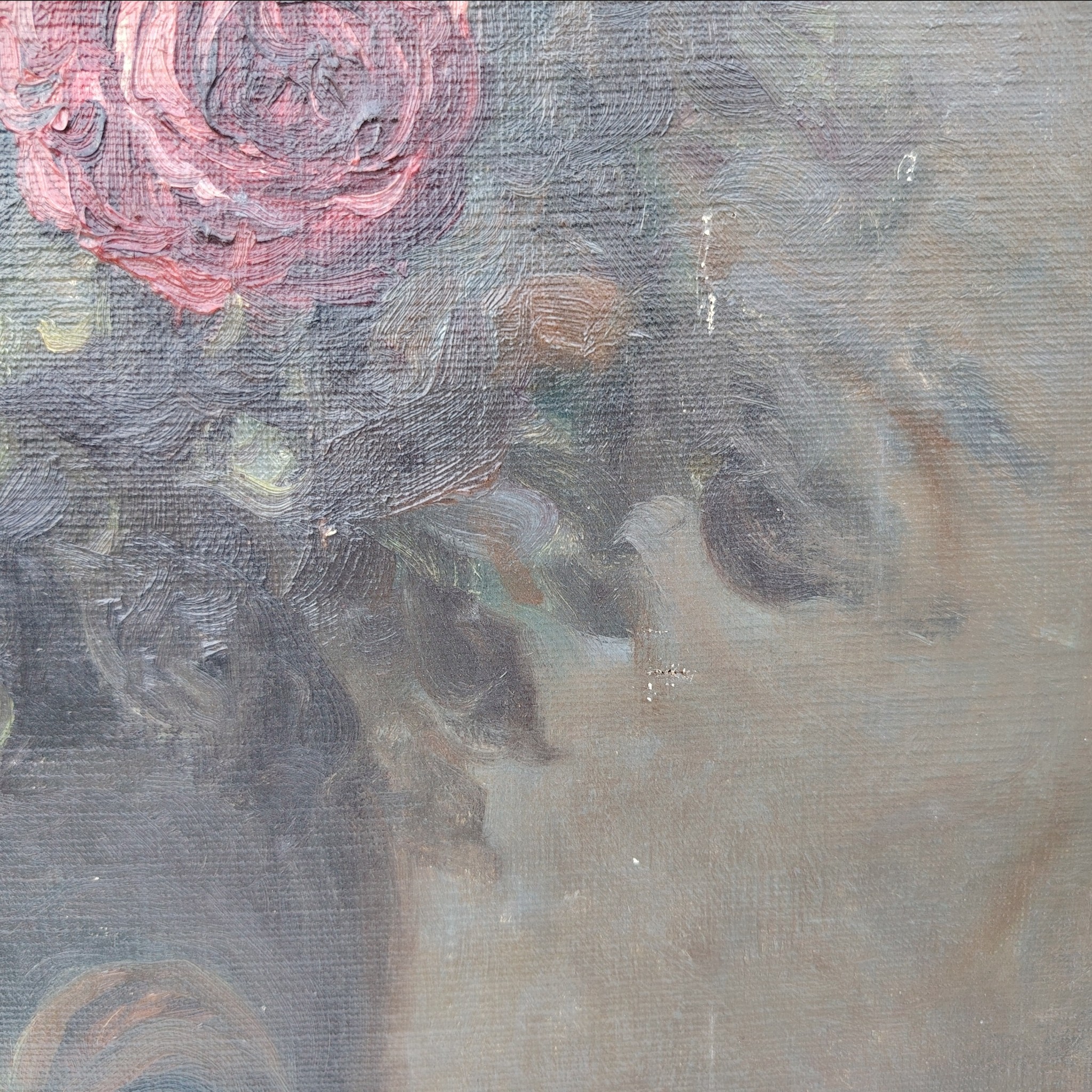 Tableau huile sur toile représentant un bouquet de roses dans un vase en porcelaine à décor de coq datant de 1929. Au premier plan deux roses en attente de rejoindre le bouquet . Signé Marc-Antoine.  Usures de toile sur le contour, des patchs de restauration à l'arrière. Un petit nettoyage à prévoir. Bon état général Dimensions : 61 x 50 cm