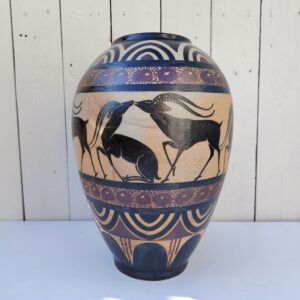 Vase balustre en céramique de la poterie de Ciboure par Etienne Vilotte dans le milieu des années 40. Représentant des antilopes, style néogrec. Excellent état. Hauteur : 33 cm