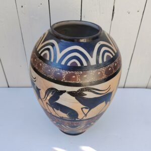 Vase balustre en céramique de la poterie de Ciboure par Etienne Vilotte dans le milieu des années 40. Représentant des antilopes, style néogrec. Excellent état. Hauteur : 33 cm