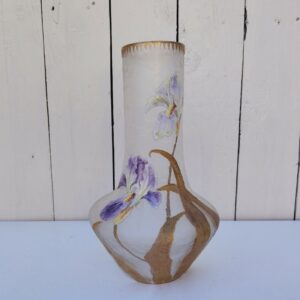 Vase art nouveau en verre givré de la cristallerie de montjoye. Décor d'iris émaillé Très bon état Hauteur : 25 cm Diamètre col : 6,5 cm