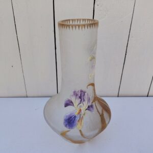 Vase art nouveau en verre givré de la cristallerie de montjoye. Décor d'iris émaillé Très bon état Hauteur : 25 cm Diamètre col : 6,5 cm