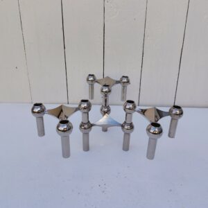 4 bougeoirs modulables et empilables en métal chromé de la marque Nagel, datant des années 60-70.  Traces d'usage et petites griffures .  Bon état général Hauteur bougeoir tripode : 6,5 cm