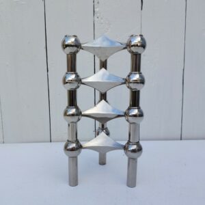 4 bougeoirs modulables et empilables en métal chromé de la marque Nagel, datant des années 60-70.  Traces d'usage et petites griffures .  Bon état général Hauteur bougeoir tripode : 6,5 cm