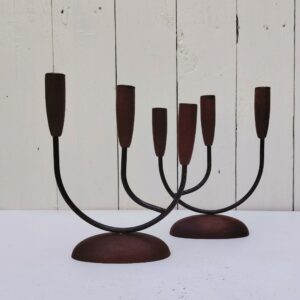Paire de Bougeoirs scandinave à trois feux, structure en métal noir, socle et bobêche en bois intérieur laiton, Petites rayures et tache d'usage. Manque un intérieur de bobêche en laiton Bon état général. Hauteur max : 18 cm Largeur : 14 cm