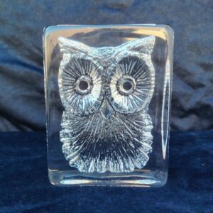 Décoration ou presse papier en cristal , représentant un hibou. Signé à la pointe Daum. Excellent état Dimensions : 12,5 x 9,5 x 3 cm