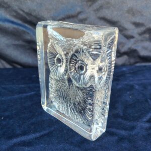 Décoration ou presse papier en cristal , représentant un hibou. Signé à la pointe Daum. Excellent état Dimensions : 12,5 x 9,5 x 3 cm