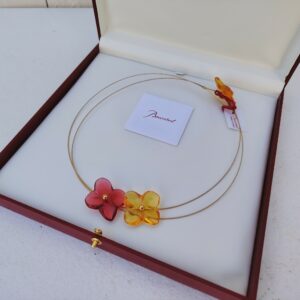 Collier Baccarat en or 18K (750) et fleurs en cristal dans les tons orangés. Signé sous la fleur du fermoir. Boite et étiquette d'origine.  Excellent état 