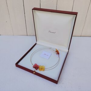 Collier Baccarat en or 18K (750) et fleurs en cristal dans les tons orangés. Signé sous la fleur du fermoir. Boite et étiquette d'origine.  Excellent état 