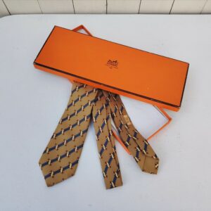 Cravate Hermès intitulée : Horse head. En soie . Des petites taches. Boite d'origine . Bon état général Largeur : 8 cm Longueur : 140 cm