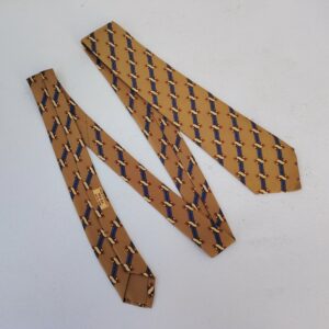 Cravate Hermès intitulée : Horse head. En soie . Des petites taches. Boite d'origine . Bon état général Largeur : 8 cm Longueur : 140 cm