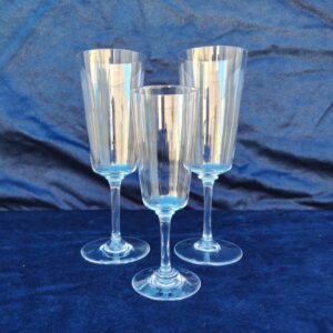 Trois flûtes à champagne en cristal de baccarat modèle Ribérac, Lot comportant deux grandes flûtes et une plus petite. Flûtes sobres et élégantes. Signature sur le dessous. Excellent état. Hauteur grande : 20,5 cm Diamètre : 6,5 cm Hauteur petite : 16 cm Diamètre : 5,5 cm