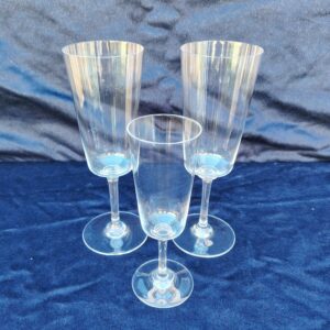 Trois flûtes à champagne en cristal de baccarat modèle Ribérac, Lot comportant deux grandes flûtes et une plus petite. Flûtes sobres et élégantes. Signature sur le dessous. Excellent état. Hauteur grande : 20,5 cm Diamètre : 6,5 cm Hauteur petite : 16 cm Diamètre : 5,5 cm