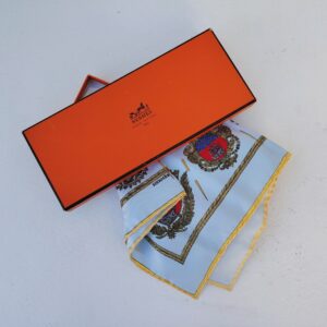 Gavroche 45 ( Pochette de veste)  Hermès intitulé : Les armes de Paris. En soie avec bords roulottés à la main. Des petites taches. Bon état général Dimensions : 45 x 45 cm