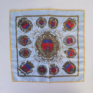 Gavroche 45 ( Pochette de veste)  Hermès intitulé : Les armes de Paris. En soie avec bords roulottés à la main. Des petites taches. Bon état général Dimensions : 45 x 45 cm