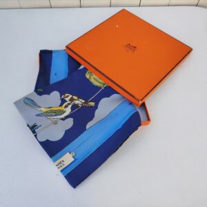 Foulard/carré Hermès intitulé : Les oiseaux des champs et des bois. En soie avec bords roulottés à la main. Des petites taches. Boite d'origine avec trois petits manques sur le dessus Bon état général Dimensions : 90 x 90 cm