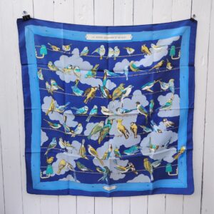 Foulard/carré Hermès intitulé : Les oiseaux des champs et des bois. En soie avec bords roulottés à la main. Des petites taches. Boite d'origine avec trois petits manques sur le dessus Bon état général Dimensions : 90 x 90 cm