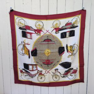Foulard/carré Hermès intitulé : Les voitures à transformation. En soie avec bords roulottés à la main. Des petites taches. Bon état général  Dimensions : 90 x 90 cm