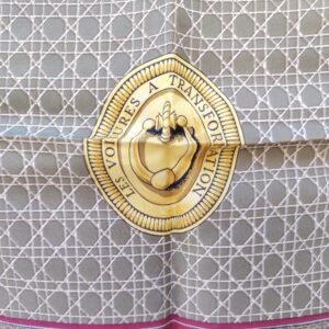 Foulard/carré Hermès intitulé : Les voitures à transformation. En soie avec bords roulottés à la main. Des petites taches. Bon état général  Dimensions : 90 x 90 cm