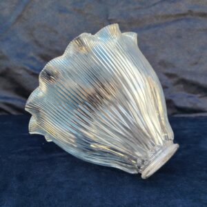 Suspension en verre strié datant des années 50 de la marque holophane. La particularité des ces verres est la très bonne diffusion de la lumière.  Des petits éclats sur les arêtes des striures à peine visible. Très bon état. Hauteur : 14,5 cm. Diamètre: 20 cm.