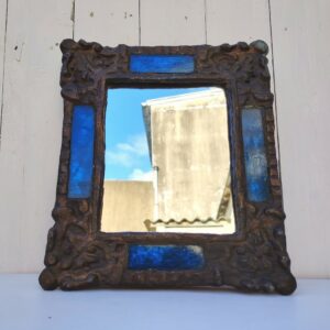 Miroir en plomb orné de carreaux en verre de couleur bleu. Datant des années 60-70 de l'artiste Irena Jaworska qui fut une élève de Line vautrin. Patine usée sur un coin. Un point d'accroche à l'arrière. Bon état général  Dimensions : 31 x 27 cm Miroir assez lourd (4kg)