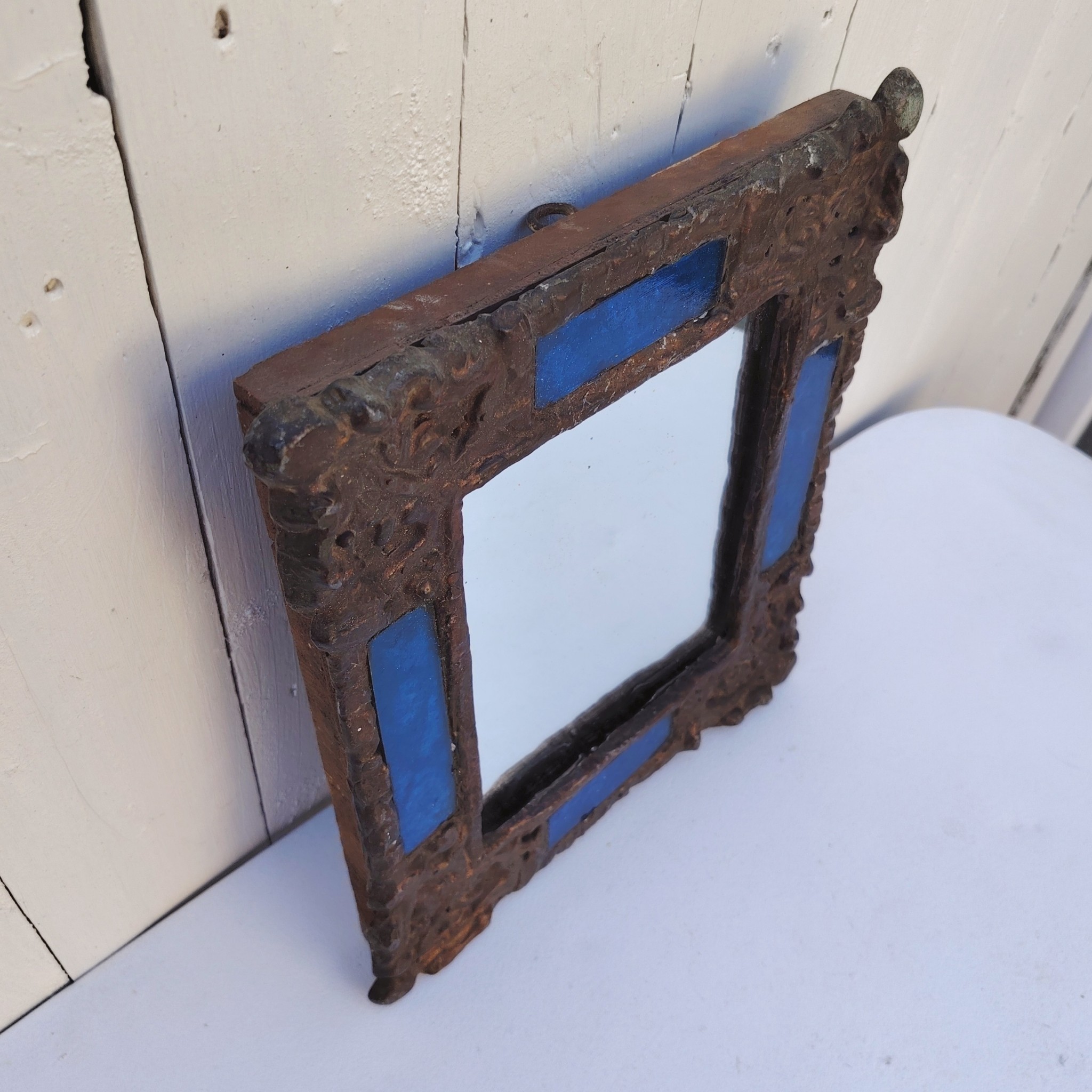 Miroir en plomb orné de carreaux en verre de couleur bleu. Datant des années 60-70 de l'artiste Irena Jaworska qui fut une élève de Line vautrin. Patine usée sur un coin. Un point d'accroche à l'arrière. Bon état général  Dimensions : 31 x 27 cm Miroir assez lourd (4kg)