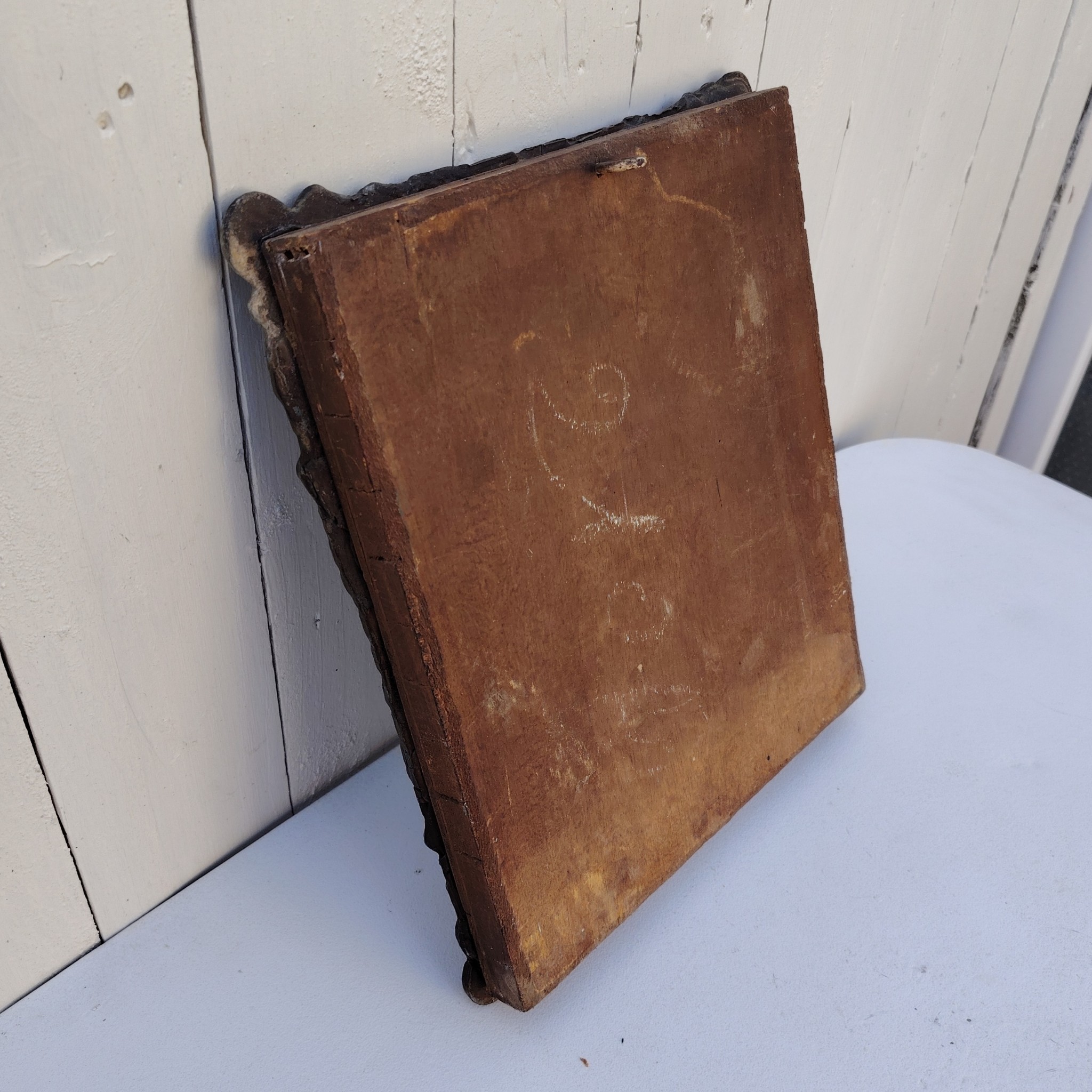 Miroir en plomb orné de carreaux en verre de couleur bleu. Datant des années 60-70 de l'artiste Irena Jaworska qui fut une élève de Line vautrin. Patine usée sur un coin. Un point d'accroche à l'arrière. Bon état général  Dimensions : 31 x 27 cm Miroir assez lourd (4kg)