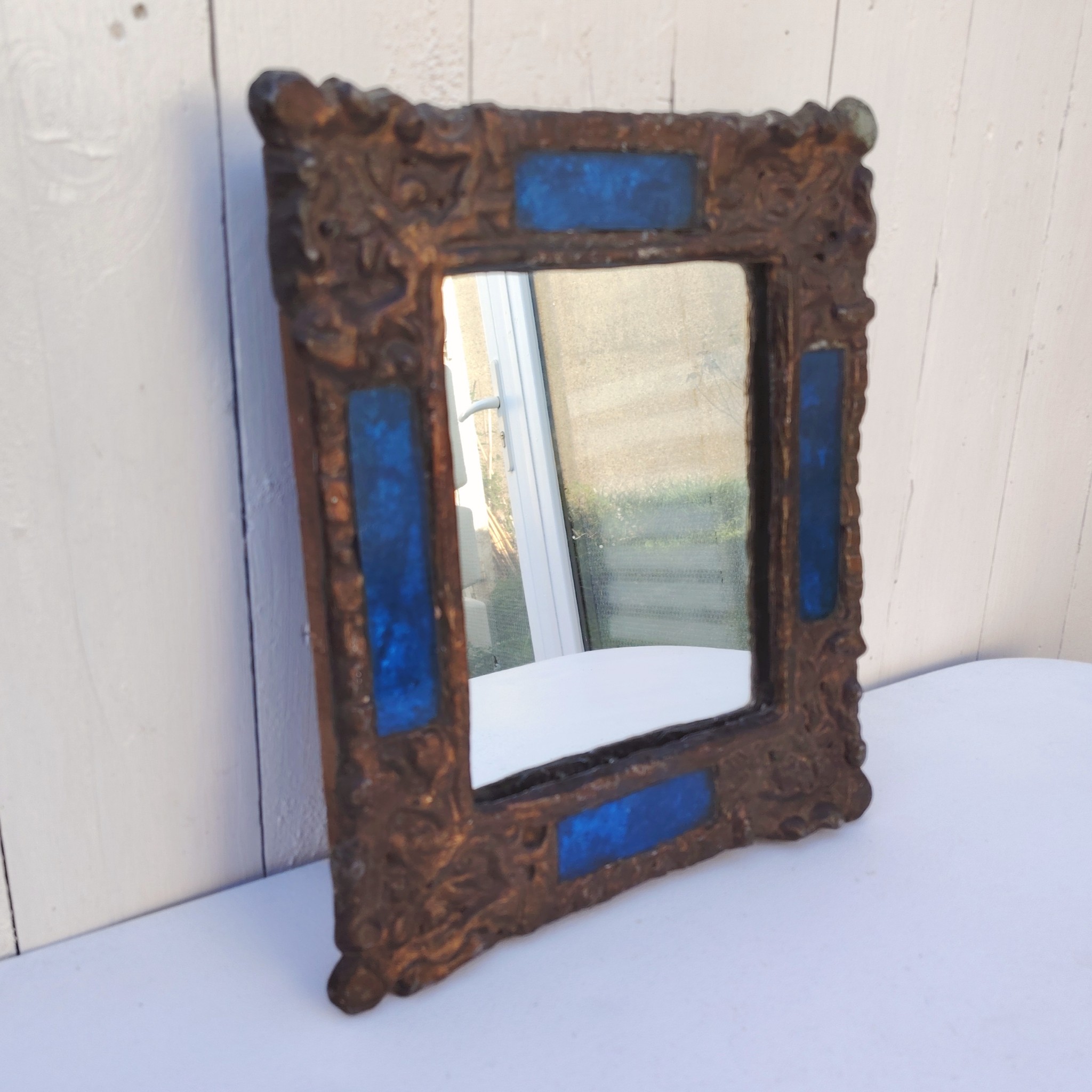 Miroir en plomb orné de carreaux en verre de couleur bleu. Datant des années 60-70 de l'artiste Irena Jaworska qui fut une élève de Line vautrin. Patine usée sur un coin. Un point d'accroche à l'arrière. Bon état général  Dimensions : 31 x 27 cm Miroir assez lourd (4kg)