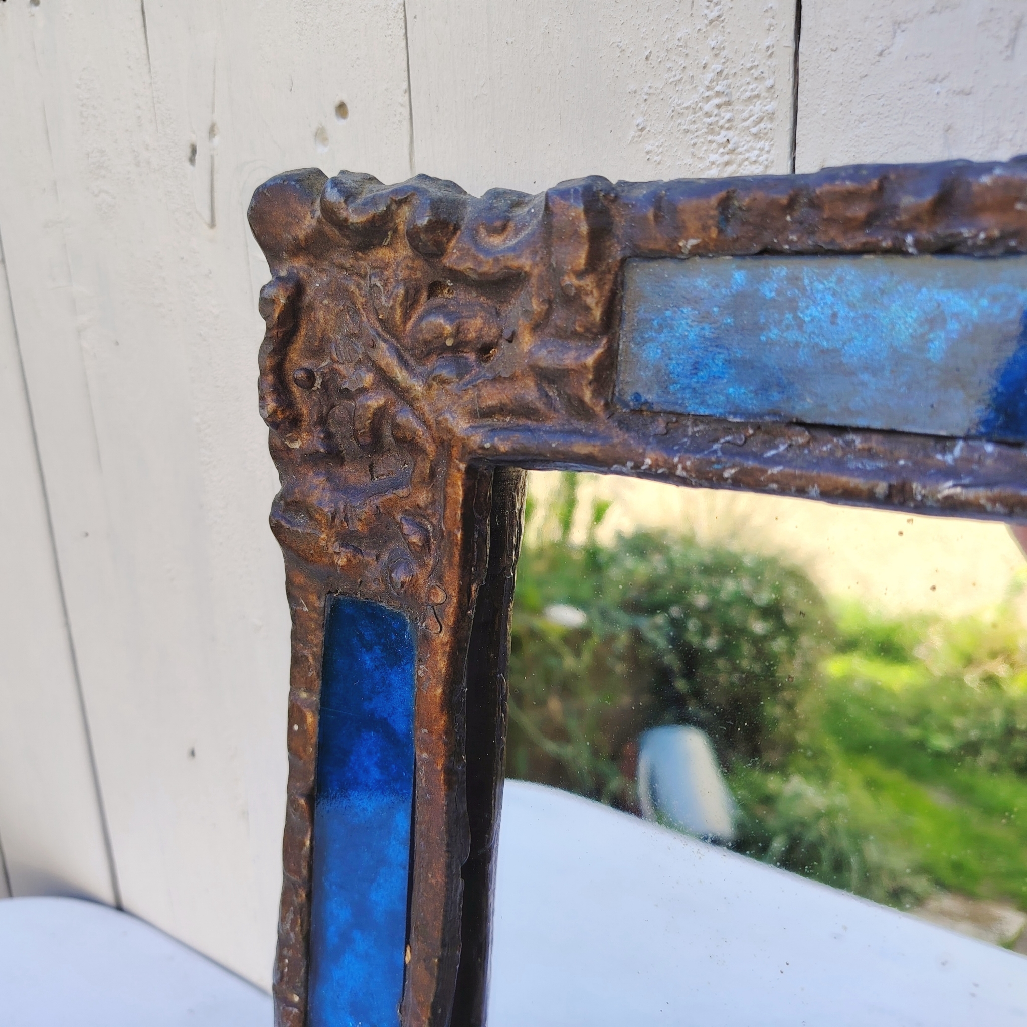 Miroir en plomb orné de carreaux en verre de couleur bleu. Datant des années 60-70 de l'artiste Irena Jaworska qui fut une élève de Line vautrin. Patine usée sur un coin. Un point d'accroche à l'arrière. Bon état général  Dimensions : 31 x 27 cm Miroir assez lourd (4kg)