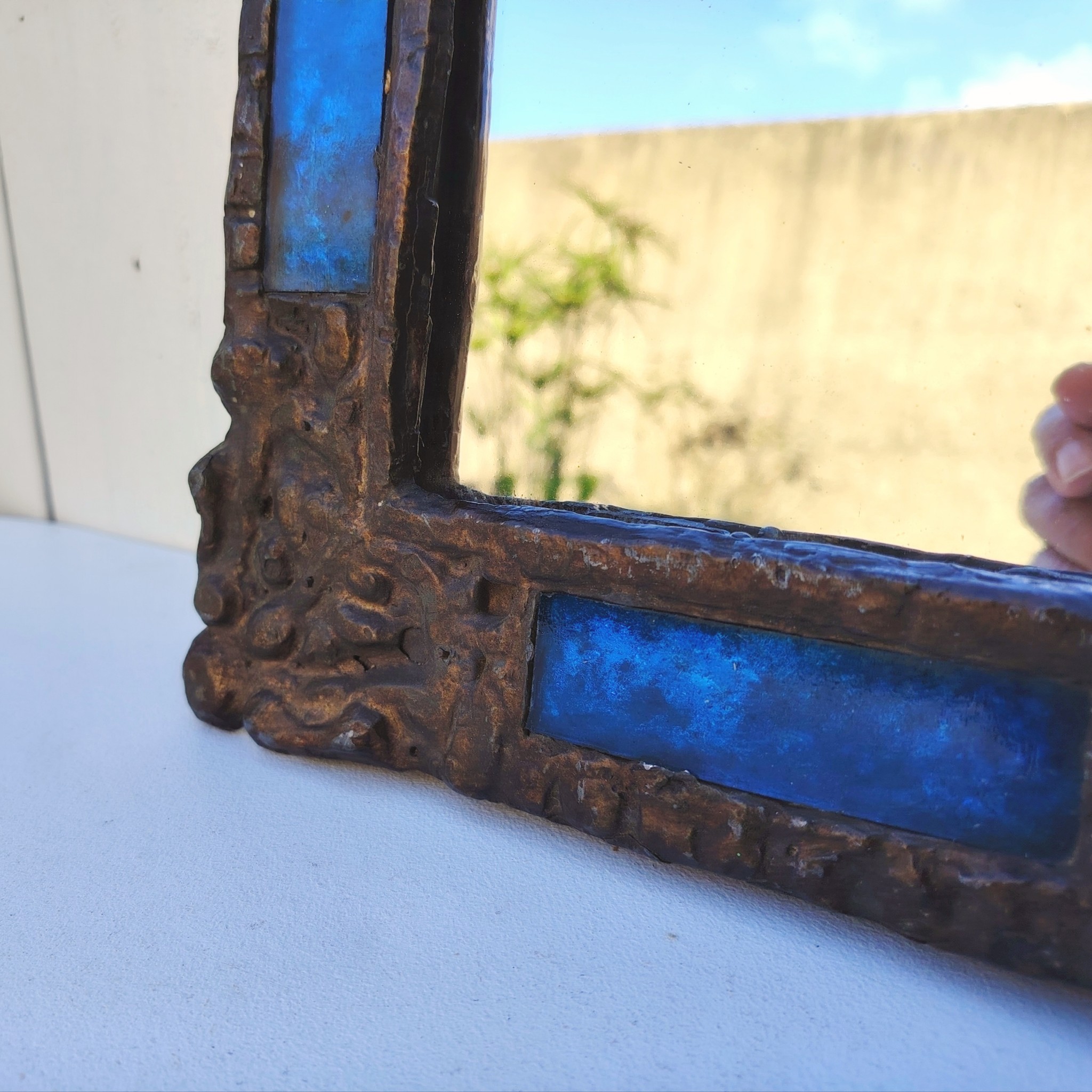 Miroir en plomb orné de carreaux en verre de couleur bleu. Datant des années 60-70 de l'artiste Irena Jaworska qui fut une élève de Line vautrin. Patine usée sur un coin. Un point d'accroche à l'arrière. Bon état général  Dimensions : 31 x 27 cm Miroir assez lourd (4kg)