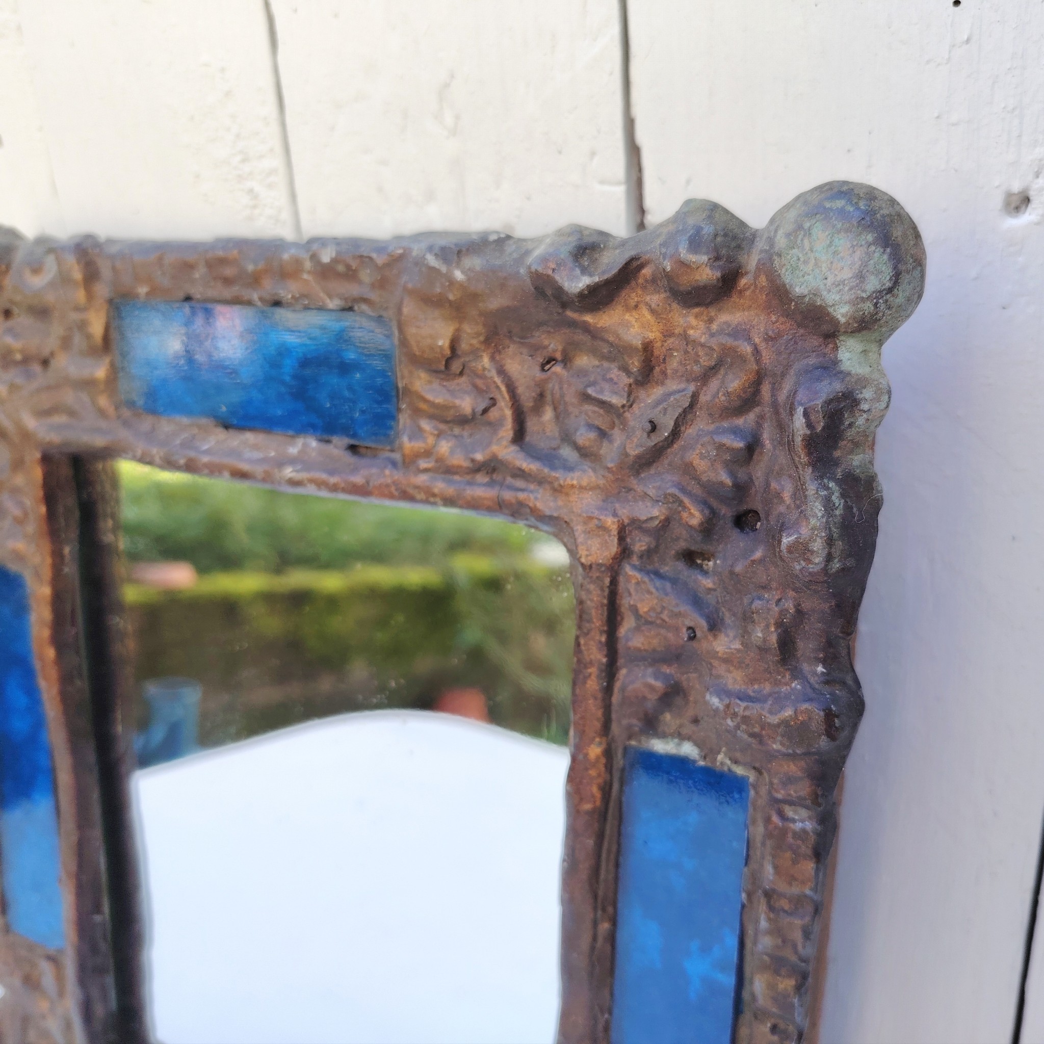 Miroir en plomb orné de carreaux en verre de couleur bleu. Datant des années 60-70 de l'artiste Irena Jaworska qui fut une élève de Line vautrin. Patine usée sur un coin. Un point d'accroche à l'arrière. Bon état général  Dimensions : 31 x 27 cm Miroir assez lourd (4kg)