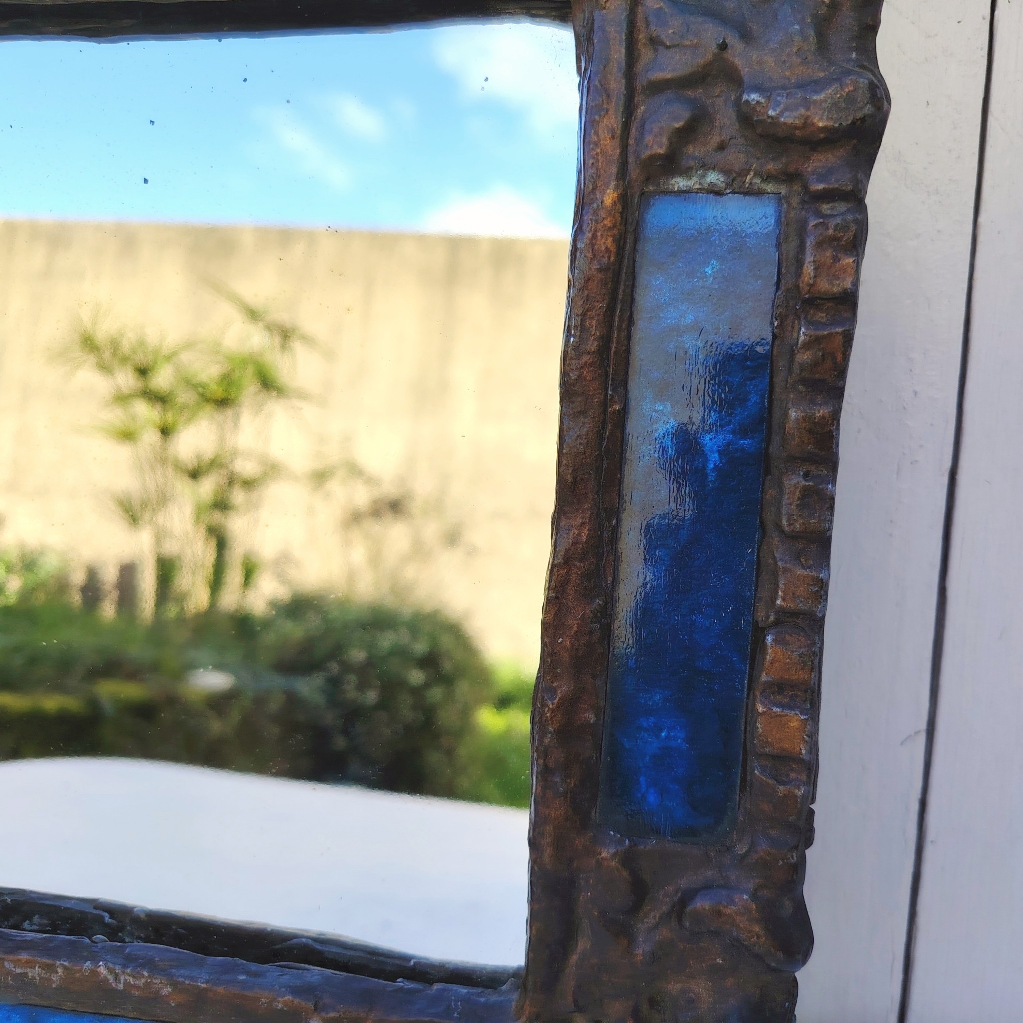 Miroir en plomb orné de carreaux en verre de couleur bleu. Datant des années 60-70 de l'artiste Irena Jaworska qui fut une élève de Line vautrin. Patine usée sur un coin. Un point d'accroche à l'arrière. Bon état général  Dimensions : 31 x 27 cm Miroir assez lourd (4kg)