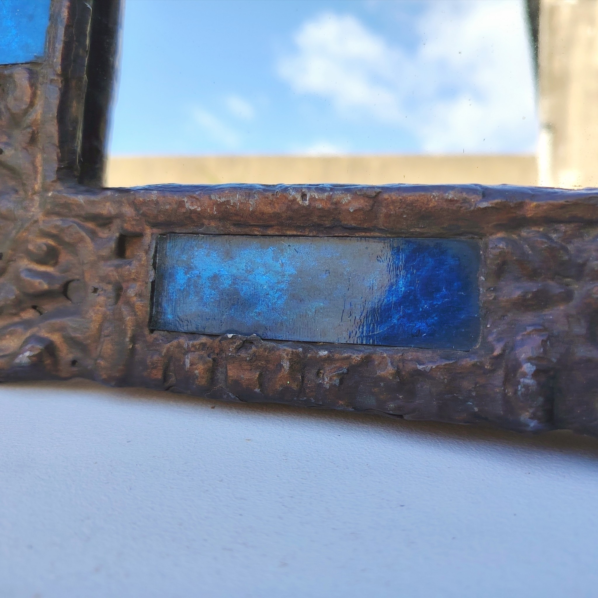 Miroir en plomb orné de carreaux en verre de couleur bleu. Datant des années 60-70 de l'artiste Irena Jaworska qui fut une élève de Line vautrin. Patine usée sur un coin. Un point d'accroche à l'arrière. Bon état général  Dimensions : 31 x 27 cm Miroir assez lourd (4kg)