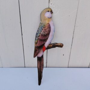 Oiseau représentant une perruche, en émaux de Limoges sur cuivre. Datant des années 60-70. .Ne possède pas de point d'accroche. Bon état général. Dimensions : 26 x 10 cm